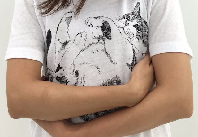 腕を組むと猫を抱いているように見える、猫抱っこTシャツ Cat Press（キャットプレス）