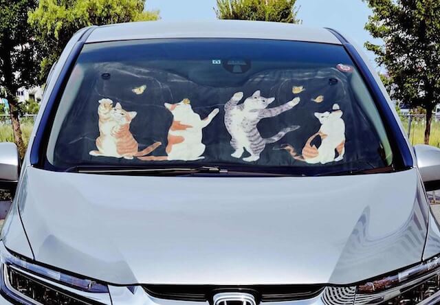 フロントガラスを猫でガード！可愛い車用の日除けニャンシェード