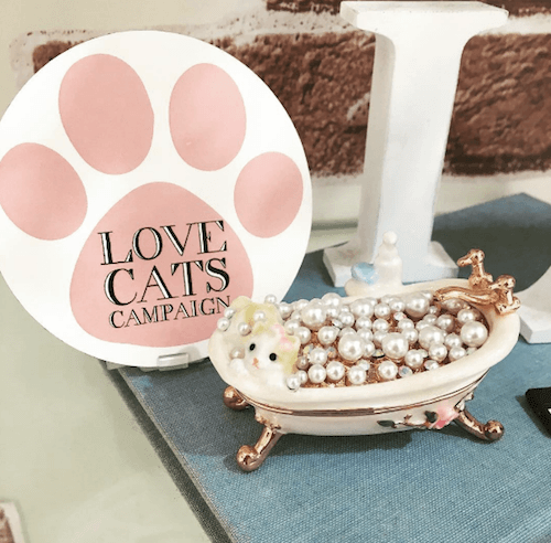 静岡パルコ内で、肉球マークが猫グッズ販売店の目印