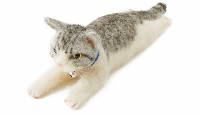 羊毛フェルトで作る、床に伏せてのびのびした猫