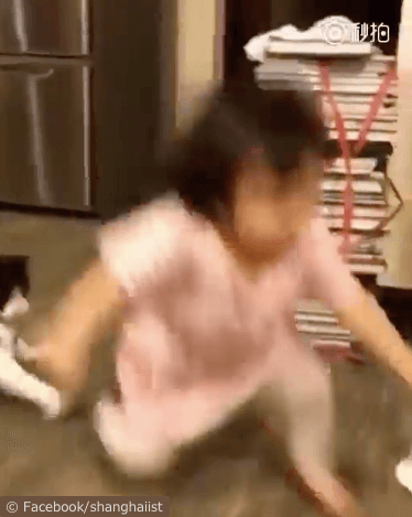 女の子を転ばせる猫の動画、膝から倒れ込む女の子