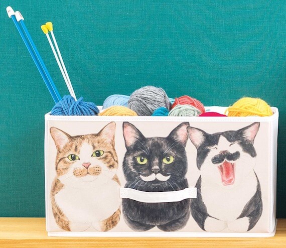 猫が「香箱座り」しているイラストをデザインした収納ボックス