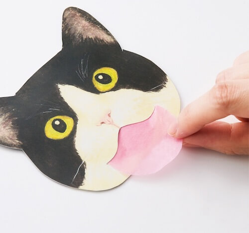 猫の舌を引っ張るとあぶらとり紙が出てきます