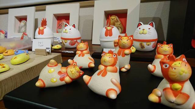 祝いの猫と干支の酉たち、島村英二さんによる作品