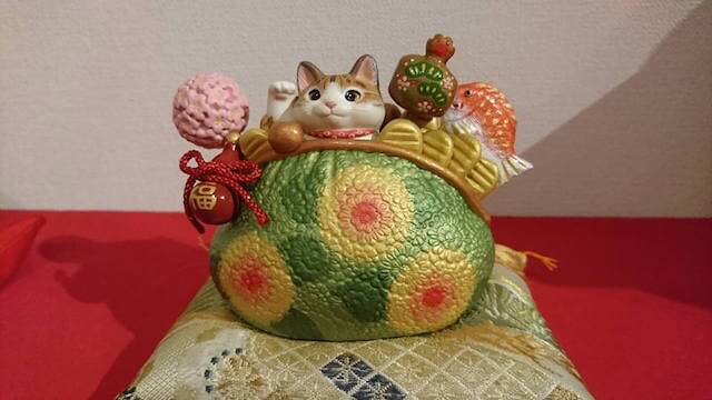 祝いの猫と干支の酉たち、田中かずみさんによる作品