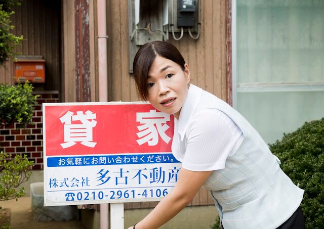 映画「ねこあつめの家」で不動産屋を演じる大久保佳代子