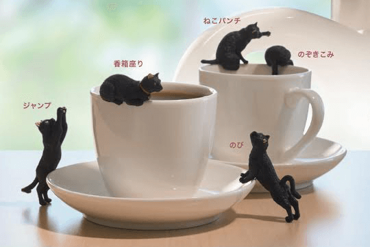 黒猫フィギュアの「ふちねこ」をカップに乗せたイメージ