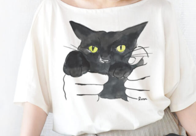 1枚につき100円が動物保護活動に使われる、黒猫＆白猫Tシャツが登場