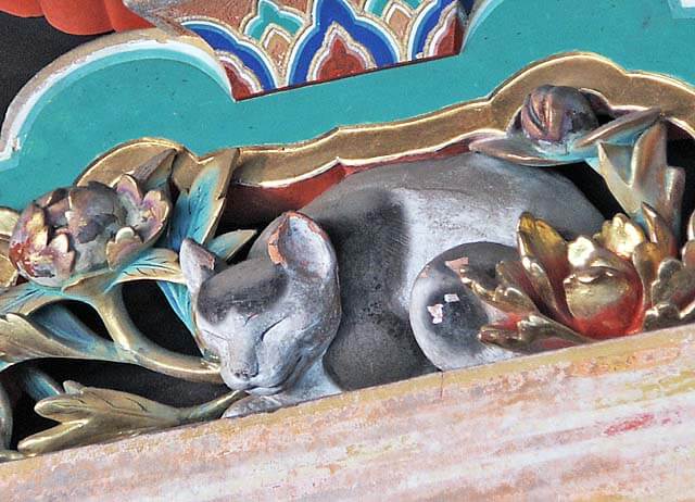 日光東照宮の回廊に施された有名な装飾「眠り猫」