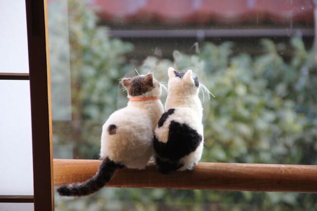 中山みどりさんの羊毛フェルト作品、窓の外を見る猫たち
