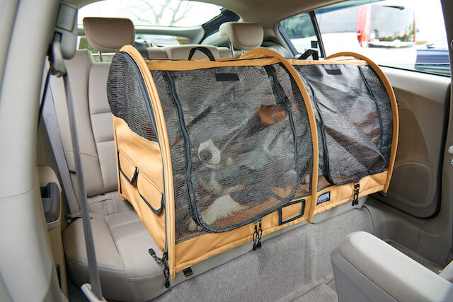 車の後部座席に設置できる猫キャリーバッグ「ペットツインカーゴ」