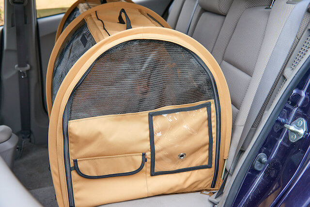 シートベルトで車の後部座席に固定した状態の猫キャリーバッグ「ペットツインカーゴ」
