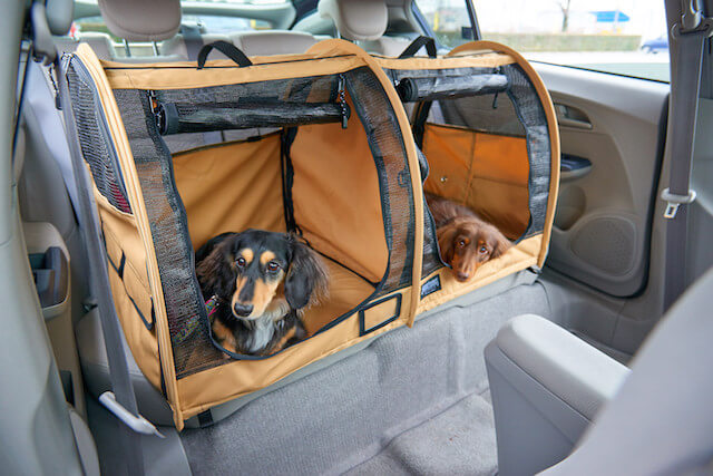 「ペットツインカーゴ」に犬を乗せて車で運ぶことも可能