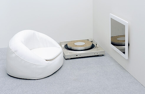 デザイニャーズハウス 1Fには白いソファとモニター、爪とぎが完備。
