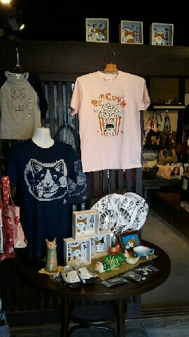 ゆめいろミュージアム新緑の福猫展で展示・販売されている猫のTシャツ＆グッズ