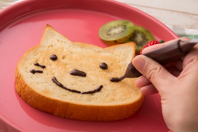 チョコペンで猫を描いても楽しい、ねこの形をした食パン「いろねこ食パン」
