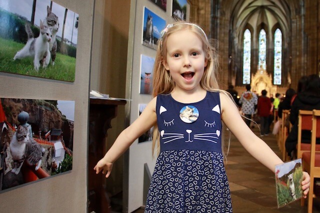 スコットランド・エディンバラで行われたニャン吉の写真展に訪れた女の子