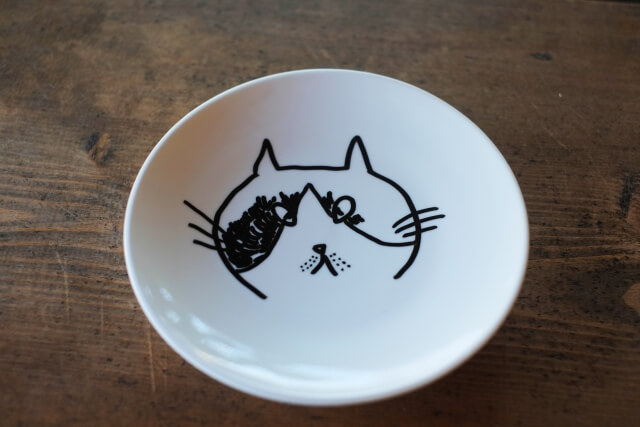 猫が描かれた小皿のイメージ写真