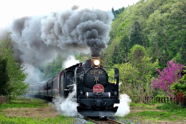 会津善和さんの鉄道写真、山中を走る蒸気機関車C57180