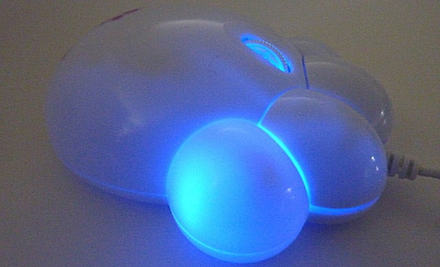 LEDで青色に光るPnitt Mouse(プニティマウス)