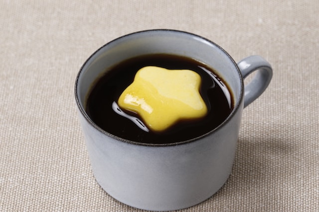 コーヒーカップに浮かべた星型のマシュマロ