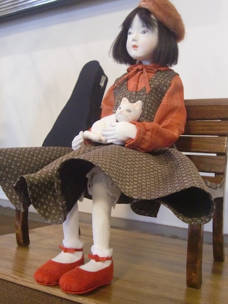 猫を抱く女性の人形 by 富澤典子
