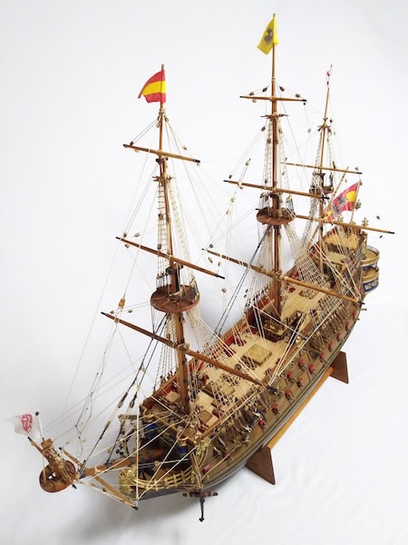 猫船員が乗船している木製帆船の模型 by 東條邦夫