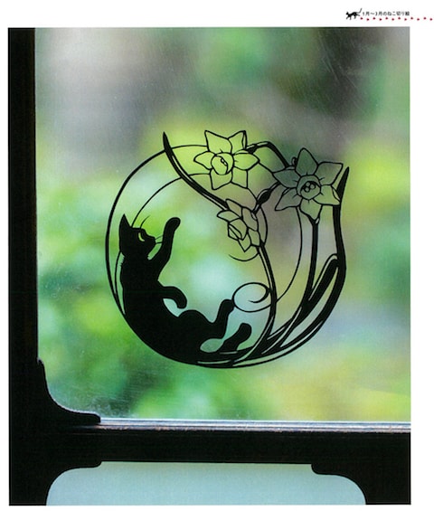 猫の切り絵を窓に飾ったイメージ by 高木亮
