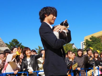 福士蒼汰＆猫のナナも登場！小倉城で行われた凱旋イベントの様子を公開「映画・旅猫リポート」