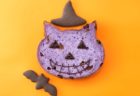 紫色の「いろねこ食パン」にハロウィンのデコレーションを施したイメージ