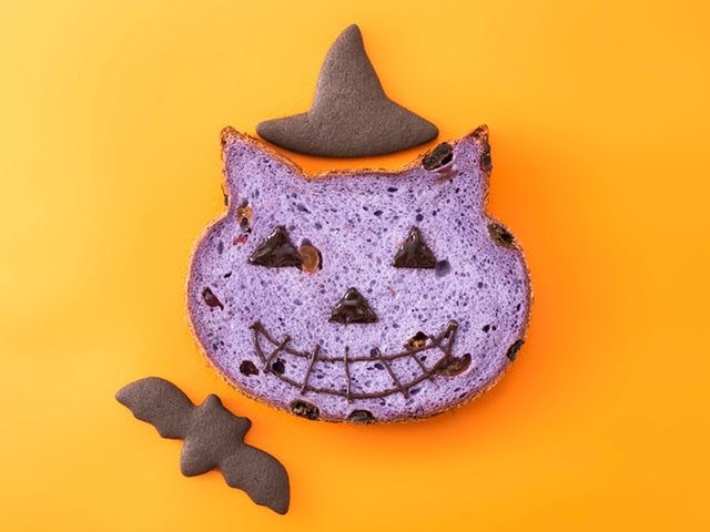 紫色の「いろねこ食パン」にハロウィンのデコレーションを施したイメージ