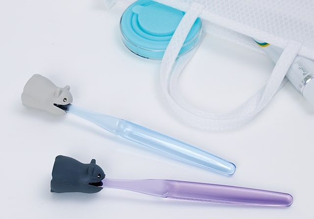 ネコ型の歯ブラシカバーに歯ブラシを装着したイメージ
