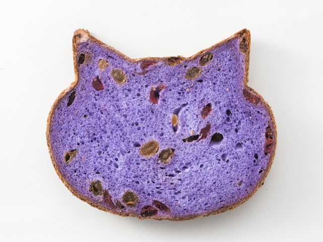 紫色の猫型食パン「いろねこ食パン＋（プラス）