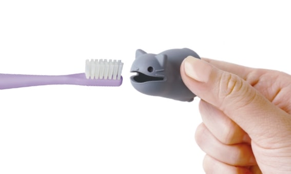 猫型の「立つ歯ブラシカバー」の装着方法