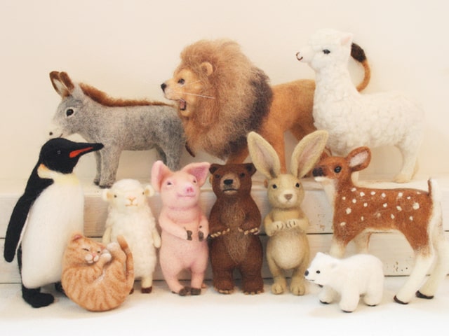 羊毛フェルトで作った猫や犬などの動物マスコット