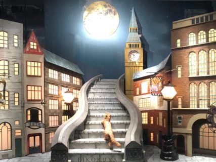銀座英國屋のショーウィンドウに月夜の階段を登る猫のディスプレイが登場