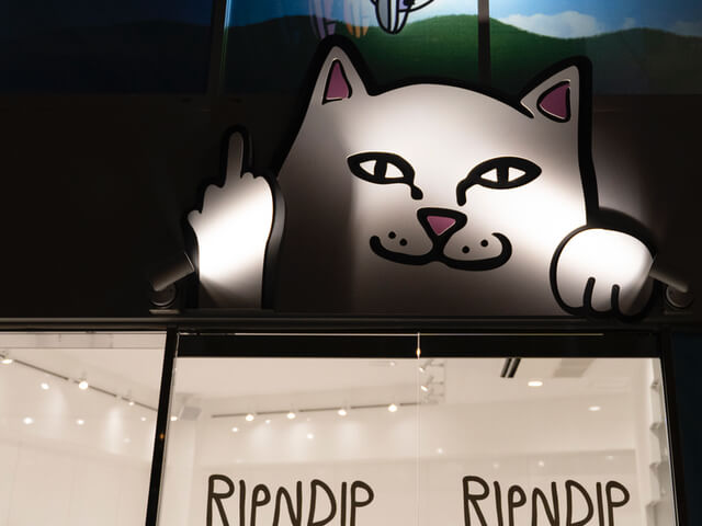 中指を立てた猫がキュート♪ RIPNDIPの国内初となる旗艦店が原宿に ...