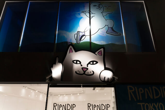 ブランドのアニメ動画を投影したRIPNDIP TOKYOの店舗