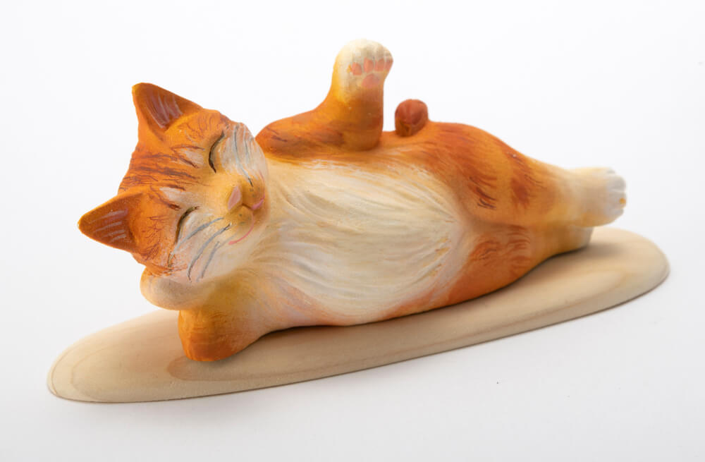 横たわる猫のFRP造形作品 by HISOKA
