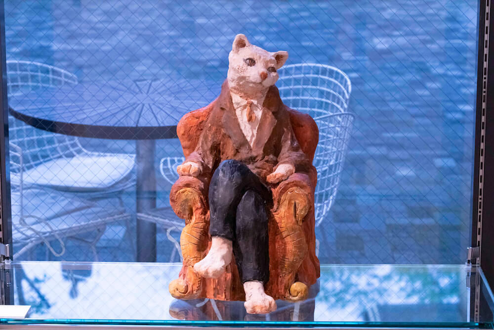 椅子に腰掛ける猫の彫刻作品 by 藝大の猫展