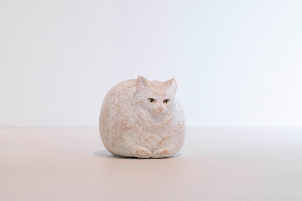 香箱座りの猫を表現した彫刻作品 by 藝大の猫展