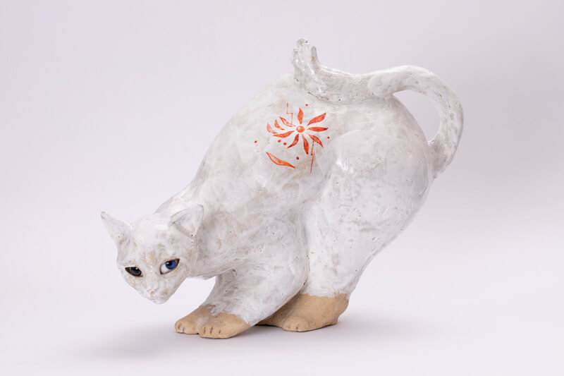 お尻を高く上げる猫の彫刻作品 井坂仁美「交差するとき」