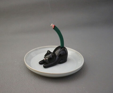 黒猫の蚊取り線香スタンド使用イメージ