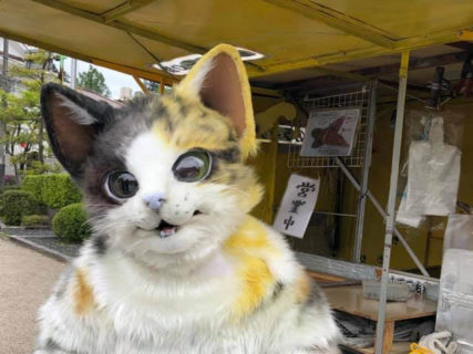 鳥取に出没する猫の焼き芋屋さんが話題に！オーダーメイドで猫スーツも制作するニャ