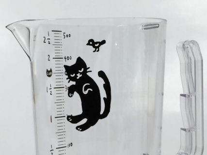 猫のしっぽを鍋に掛けるだけ！粘度の高い液体も出し切れる「夢見る黒猫カップ」