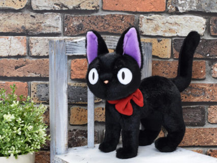 アニメ映画「魔女の宅急便」の公開30周年を記念して黒猫ジジのぬいぐるみが発売されるニャ