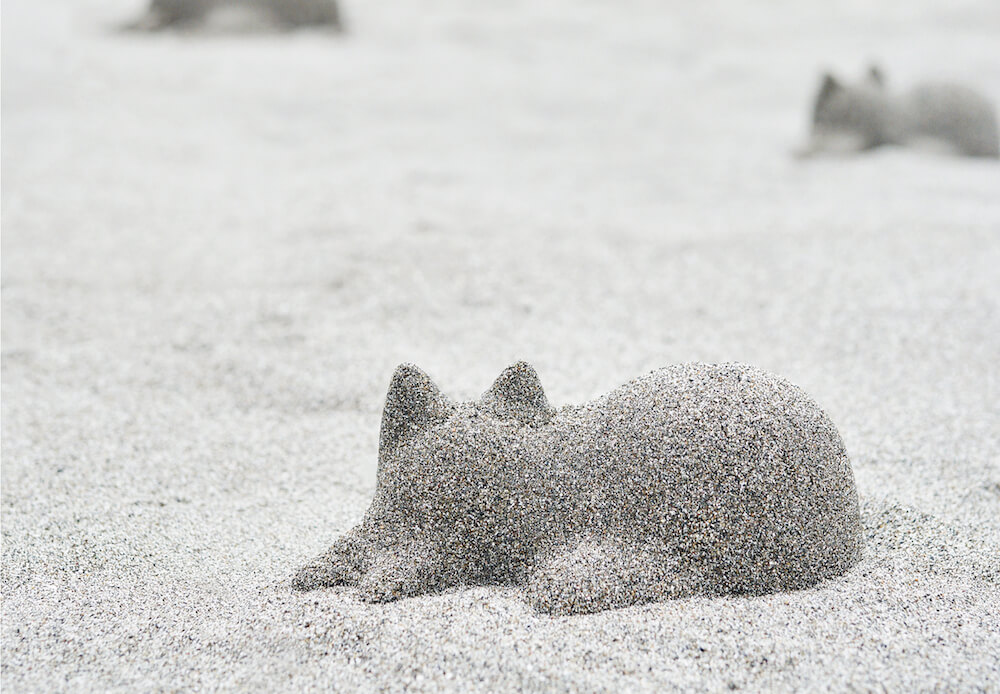 ネコカップを使って作った砂の猫シルエット像