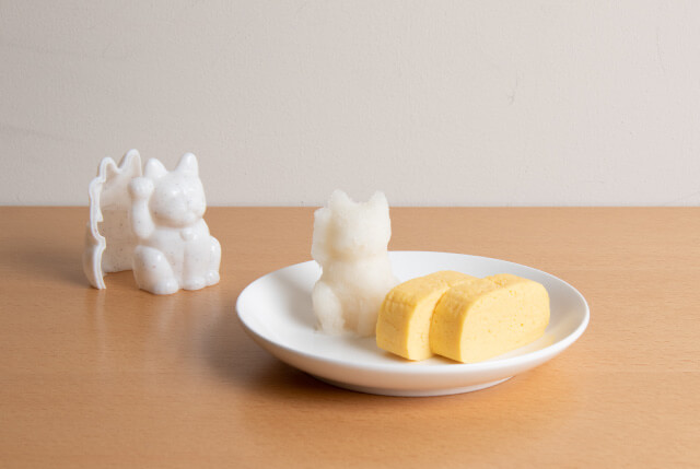 卵焼きに招き猫型の「盛り塩」を添えたイメージ by にゃんでも招き猫メーカー