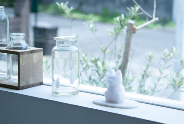 「にゃんでも招き猫メーカー」で制作した盛り塩を窓際に飾ったイメージ