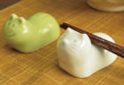 可愛いネコとカエル付き♪　ほうじ茶やお菓子を詰め合わせた「粋な箸置きセット」カルディから発売